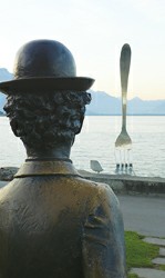 瑞士日内瓦湖边的沃韦小镇，“卓别林”正在湖边看着“餐叉”，或许是在回忆默剧《淘金记》中的“面包叉子舞”吧？