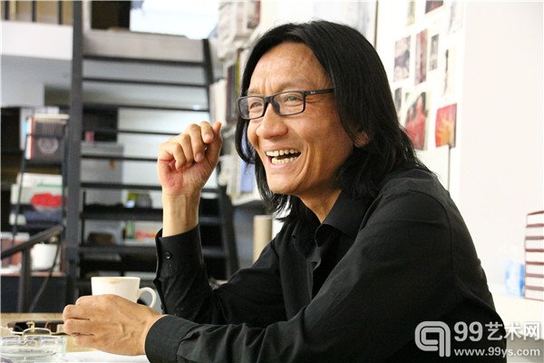 苏新平在工作室接受采访