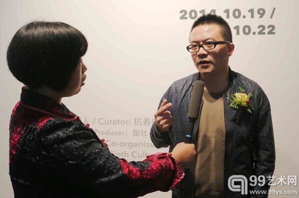  艺术家王煜接受媒体采访
