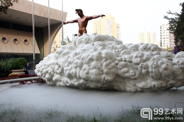 活动现场展示的蔡志松作品《浮云》