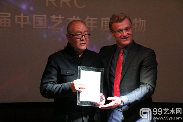 活动现场洛克菲勒家族代表、罗斯洛克文化集团执行合伙人科里思逊·洛克菲勒（右）与艺术家龙瑞