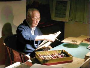 晚年孜孜不倦刻木刻的场景