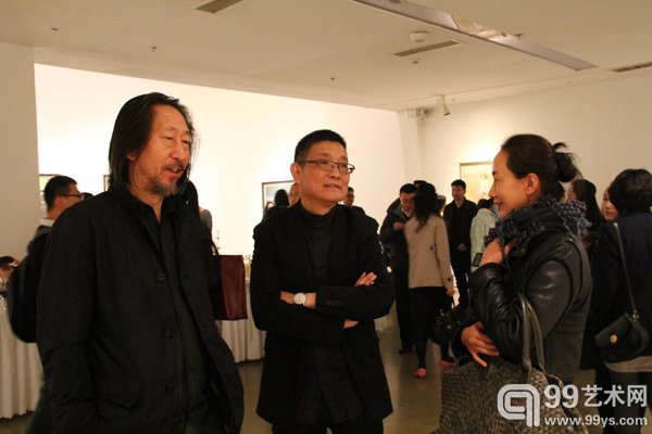 活动现场艺术家王广义（左一）、学术主持黄专（中）在与好友交流