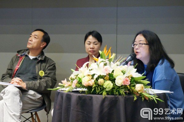 艺术总监段煜婷女士（右一）发言