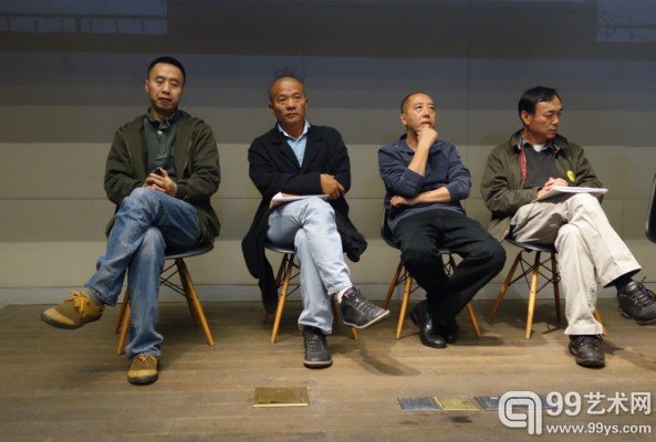 参展艺术家代表刘铮、王庆松、张大力及年展学术主持鲍昆（左起）