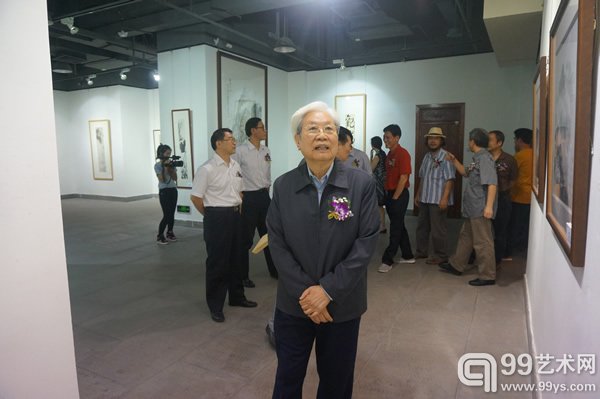 原广东省人大副主任、原珠海市党委书记方苞先生在观看展览