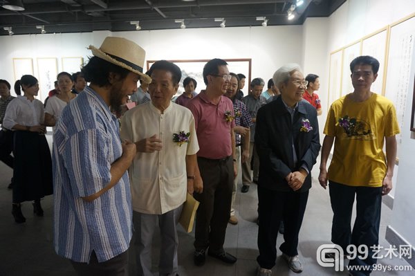 嘉宾在现场观看展览