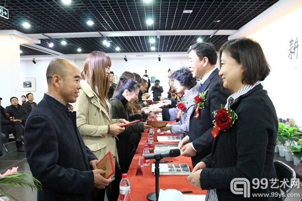 开幕式现场向艺术家颁发证书