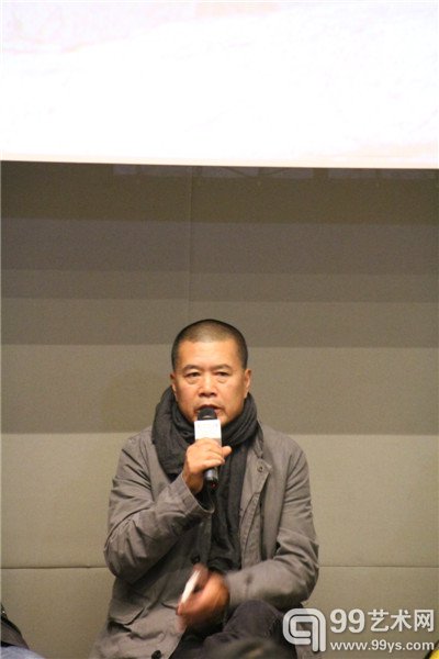 参与活动艺术家沈少民介绍他的作品，他表示自己会用其中的钢铁做200套餐具，另外一件作品是华灯