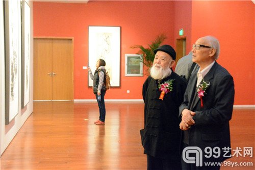 柯文辉和邵大箴一同参观展览