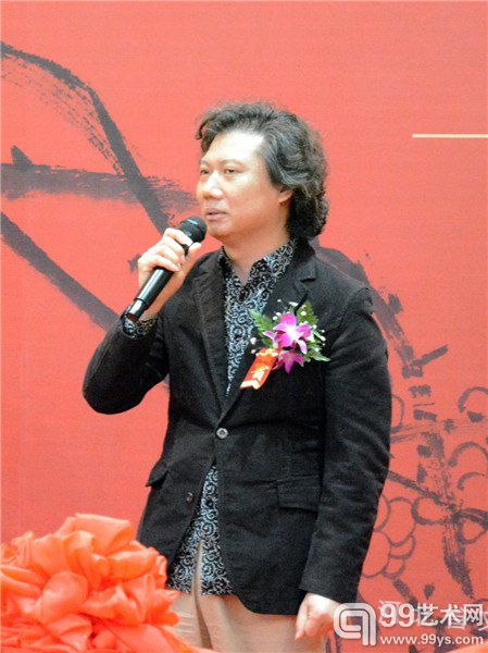 策展人尚辉在开幕式上发言