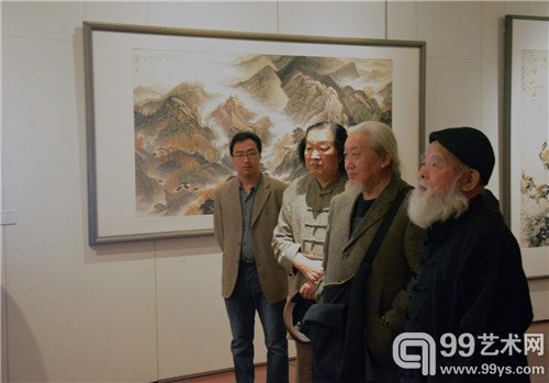 艺术家尹默和著名画家赵贵德、评论家柯文辉一同参观展览