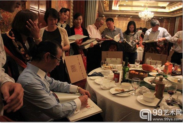 李守白先生在开幕当天的晚宴结束后为贵宾签赠画册