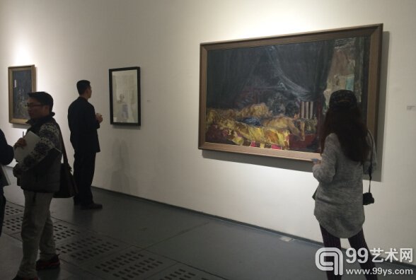 展览现场，观众欣赏作品。