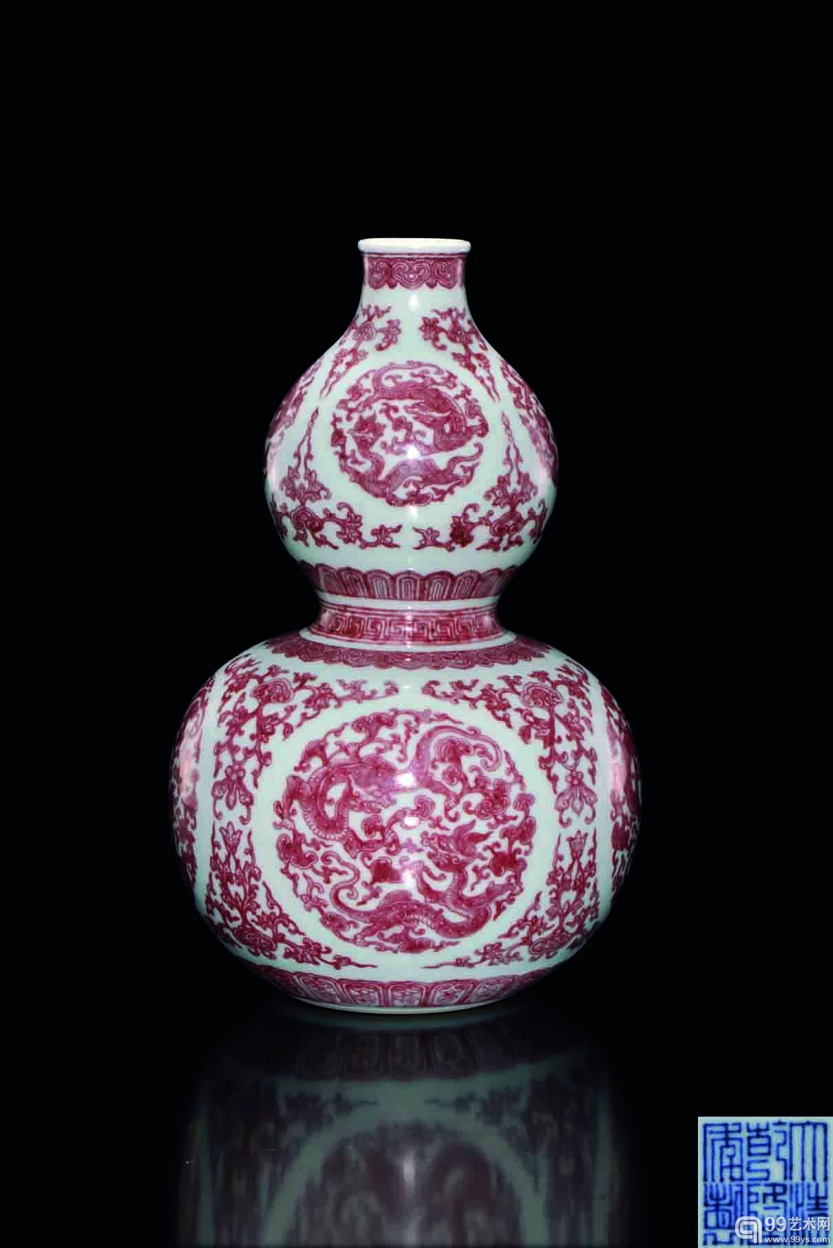 清乾隆 釉里红团龙纹葫芦瓶 30.2 cm high