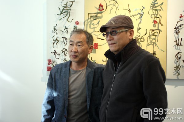 金属雕塑家金锋（左）与雕塑家展望合影