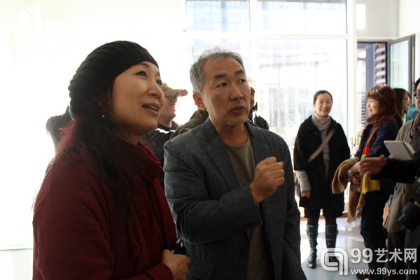 艺术家在向观众介绍作品