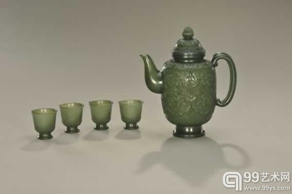 俞艇 碧玉痕都斯坦酒具一套 材质 青海碧玉 壶 15.0 × 13.5 × 8.0 cm 205 g 杯 3.5 × 3.5 × 3.8 cm 15 g（单只）