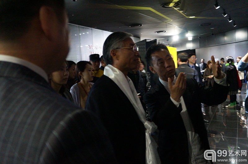 邱国洪大使在聆听北京艺术家的作品介绍