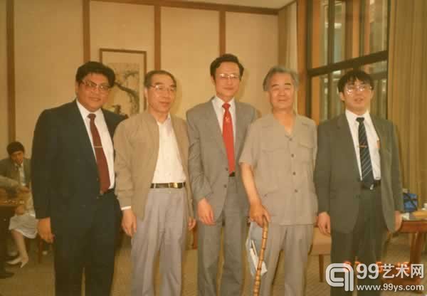 1987年: 左起: 王铭、陈伯坚、陈祖德、黄胄、聂卫平在香港