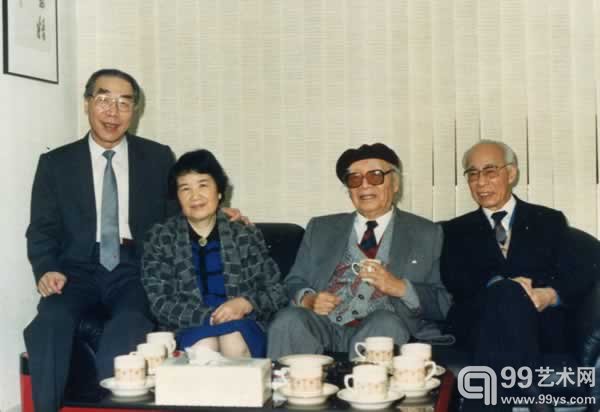 陈伯坚夫妇与刘海粟和饶宗颐交谈甚欢