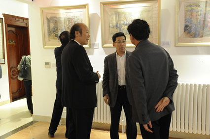 嘉宾在展览现场交流