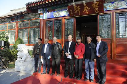 嘉宾在展场外合影