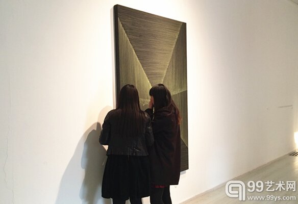 展览现场，观众正在欣赏迟群绘画作品。