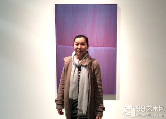 艺术家迟群在自己的作品前