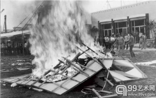 图为Xiamen Dada, photograph of the burning of art works in front of the Xiamen New Art Gallery on November 24, 1986。（厦门达达 在厦门文化宫门前焚烧作品）