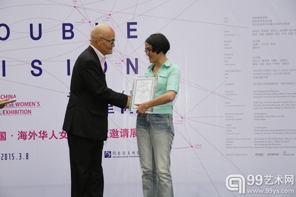 来自德国的华人女性艺术家段英梅获得“最佳创作奖”，评委郑胜天为其颁奖