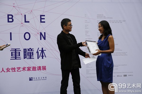 新加坡的华人女性艺术家陈丽可获得“新视觉奖”，评委黄专颁奖，新加坡驻广州总领事馆领事谢婉婷女士代为领奖
