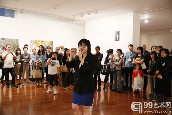 邹肇进行“中文不是一种语言！”的现场行为表演