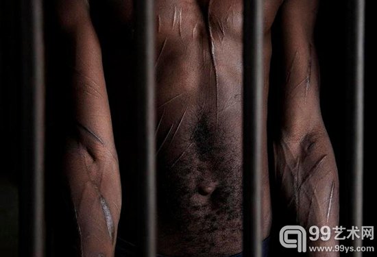 摄影师Fernando Moleres用手中的相机为我们讲述Pademba监狱的青少年故事