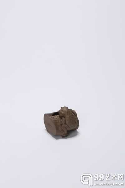 明 陈仲美 蛤蟆水盂 H:4.5cm 出版：《中国紫砂精品珍赏--紫韵雅玩》P52-53，天地方圆出版社。