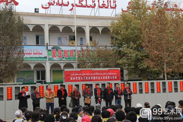 画家贾紫弘万里赴新疆——捐赠现场