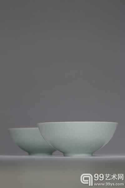 清雍正 粉青釉浅浮雕刻缠枝莲纹碗 D:11.6cm×2