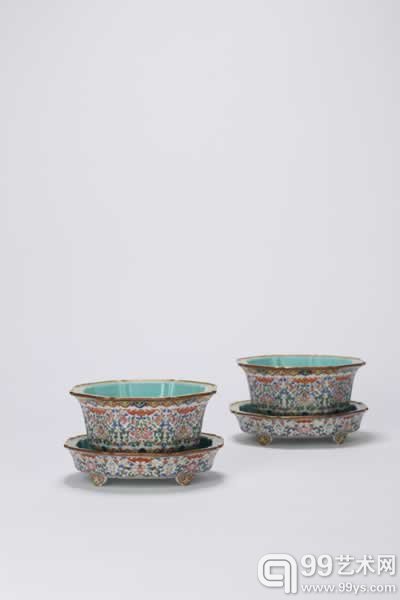 清乾隆 青花粉彩福寿缠枝花卉纹八方花盆连托一对 D :17.2cm×2 H:8.8cm×2