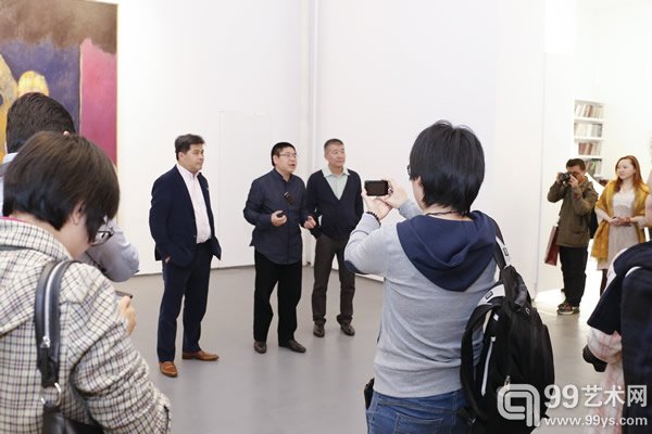 学术主持尤永为观众介绍两位艺术家的创作经历