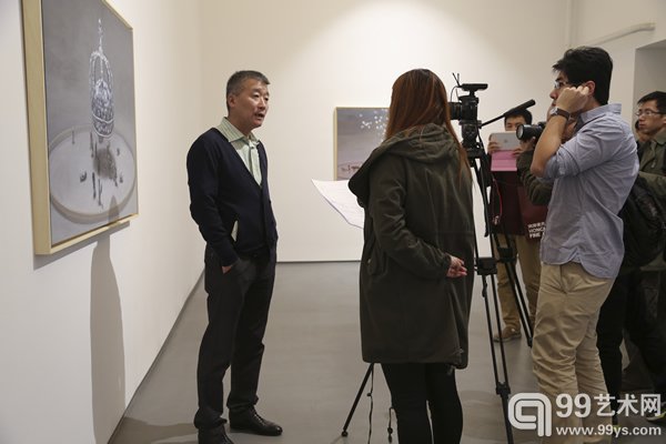 艺术家茹小凡接受媒体采访