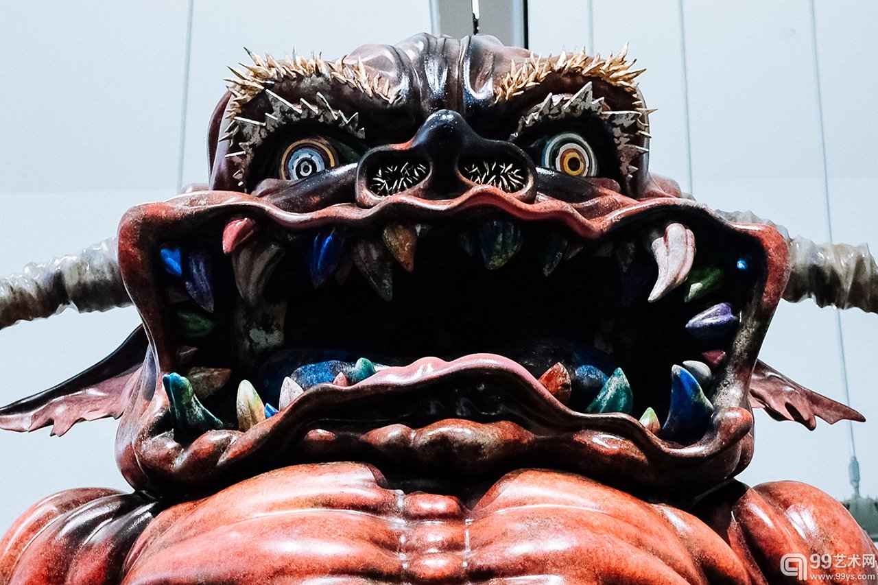 这些新作品标志着其回归到了一个更不屈的和更令人不安的风格。在一些作品中,微笑的花依然存在,但是在颅骨、黑暗、污染的河流构成的背景下,它们显然已做了调整。一件大型雕塑中的卡通人物似乎正在融化,还有核灾难和其它灾难的受害者。在展览的开幕式上,村上隆说道:“即使是使用娇小可爱的人物形象,我也试图描绘一个天启的世界。但是现在,他们有可能融进了一些更加黑暗和更加凶险的东西”。