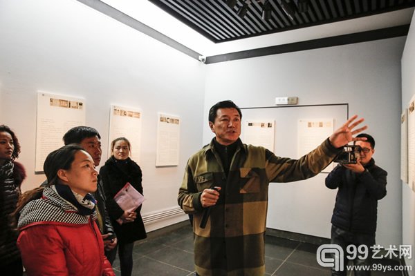 张玉杰馆长为观众导赏