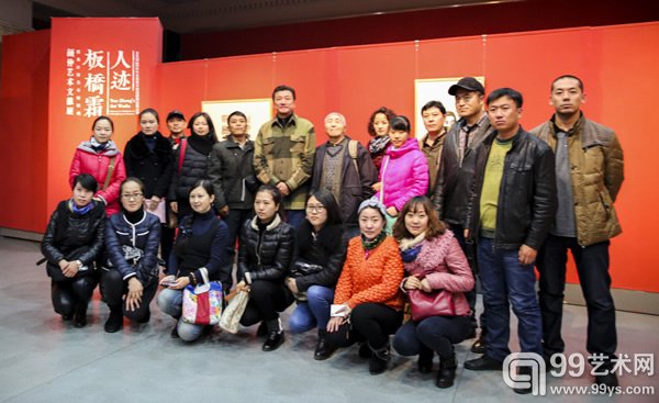 观众在展厅合影