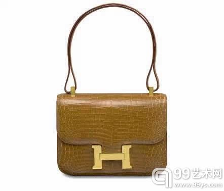 拍品编号3647亮面FICELLE色POROSUS鳄鱼皮23公分CONSTANCE包附黄金配件爱马仕；1997年港币70,000-90,000美元9,100-12,000此拍品拍卖收益将全数拨捐慈善机构