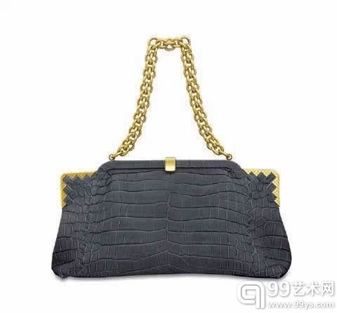 拍品编号3692  ARDOISE色麂皮面鳄鱼皮VENDOME包附黄金配件葆蝶家；2013年港币30,000-40,000美元3,900-5,200此拍品拍卖收益将全数拨捐慈善机构。