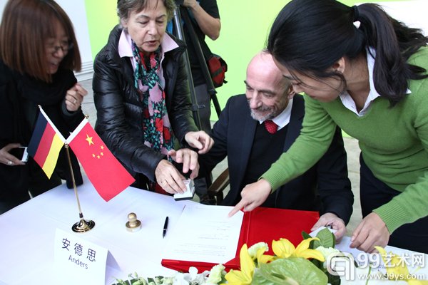 歌德学院中国分院院长安德斯(Peter Anders)先生在签约仪式现场