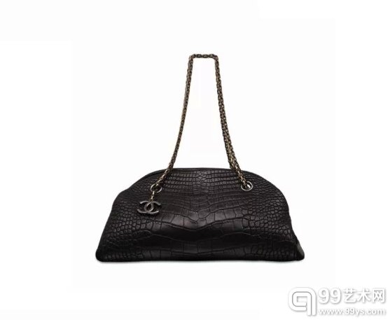 拍品编号3673 雾面黑色短吻鳄皮中码MADEMOISELLE包附抱铜及黄金配件 香奈儿；2011年 港币40,000-60,000 美元5,200-7,700 此拍品拍卖收益将全数拨捐慈善机构。