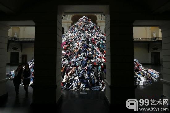 法国艺术家用二手服装堆砌巨型雕塑