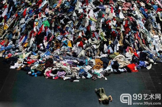法国艺术家用二手服装堆砌巨型雕塑