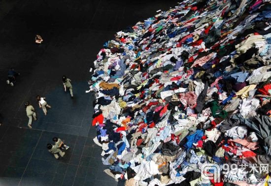 法国艺术家用二手服装堆砌巨型雕塑